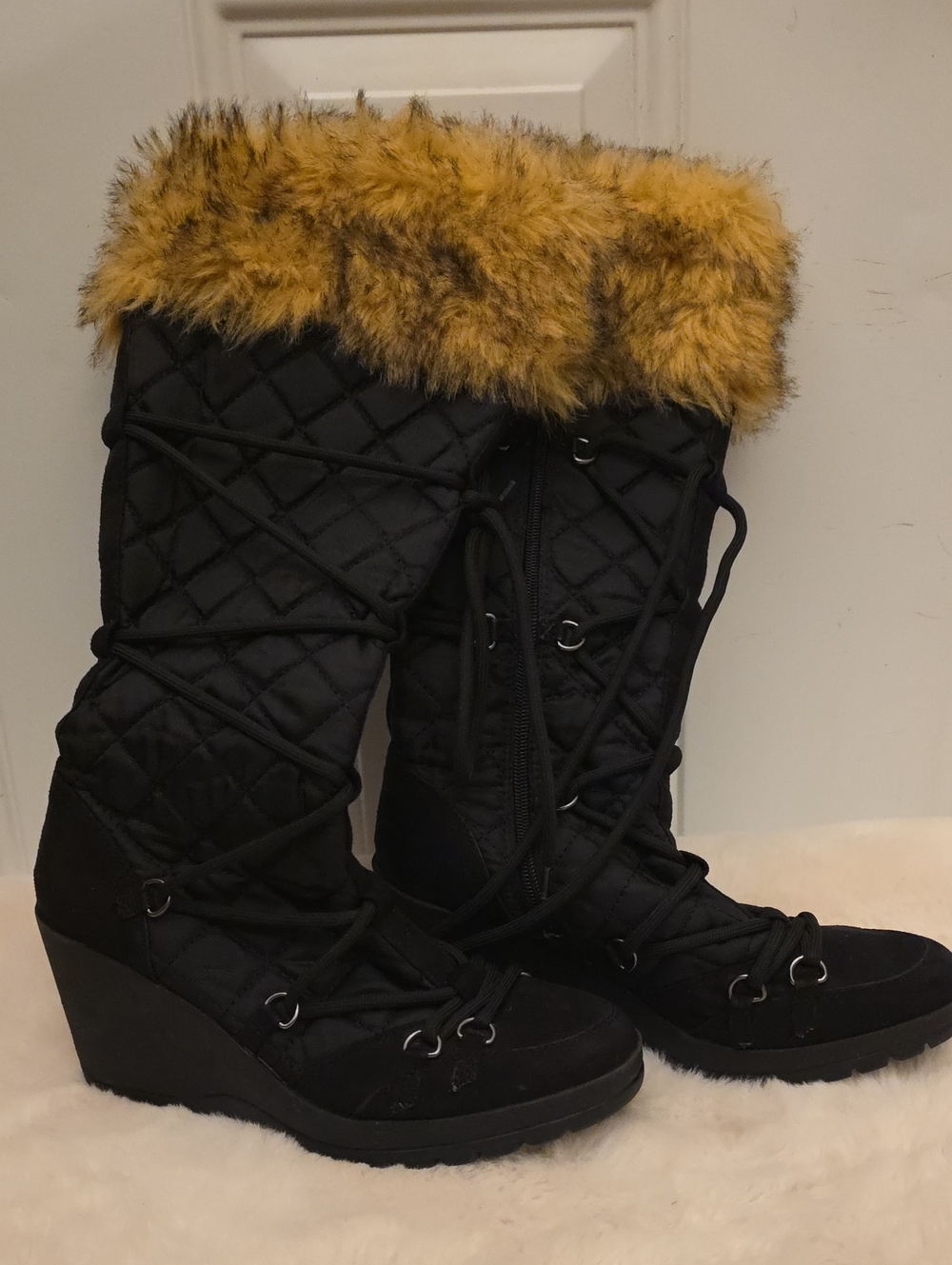 Wedge Snow Boots with Faux Fur Trim - Black